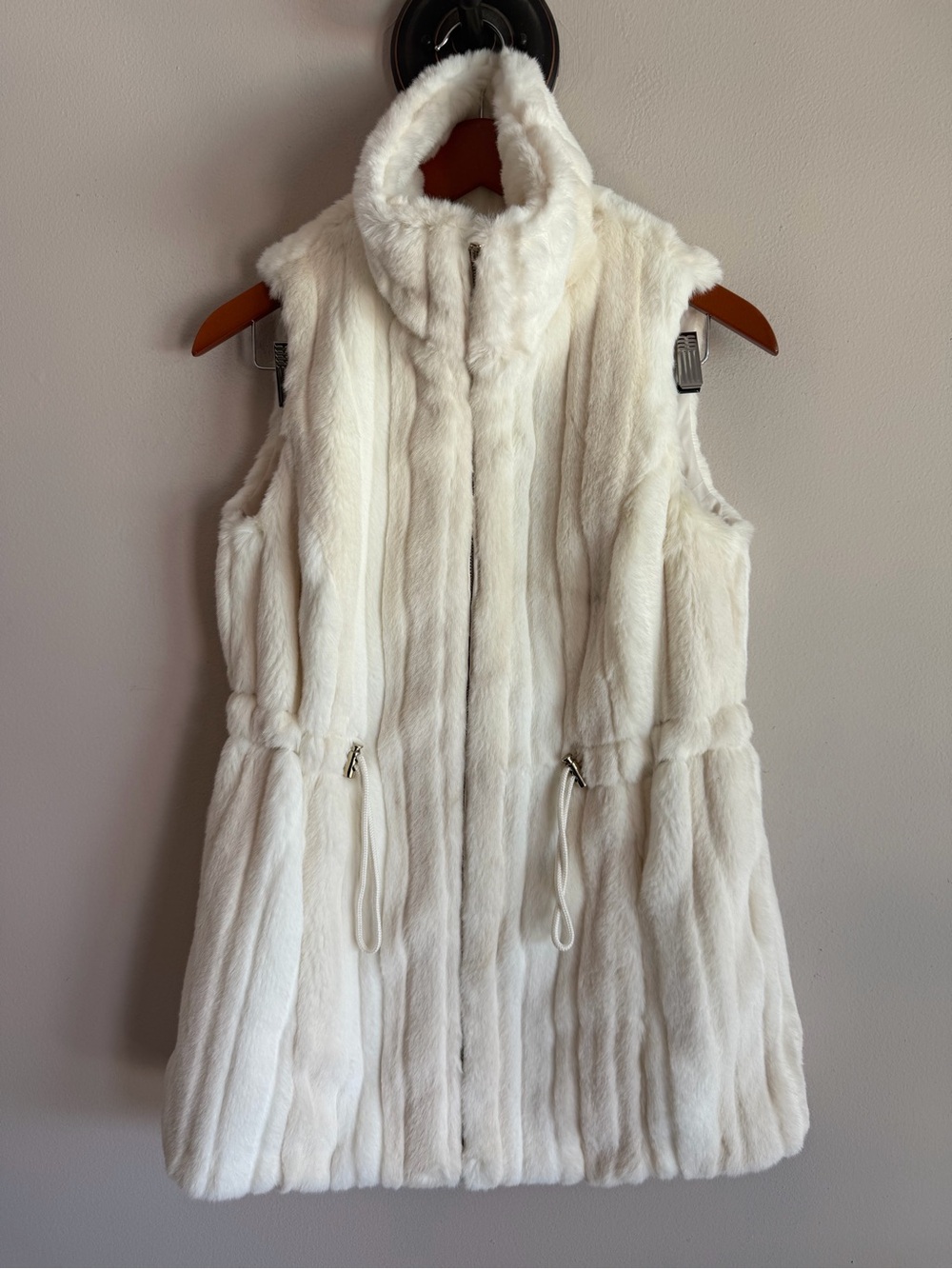 White Faux Fur Sleeveless Vest Jacket‎ White House black market XS